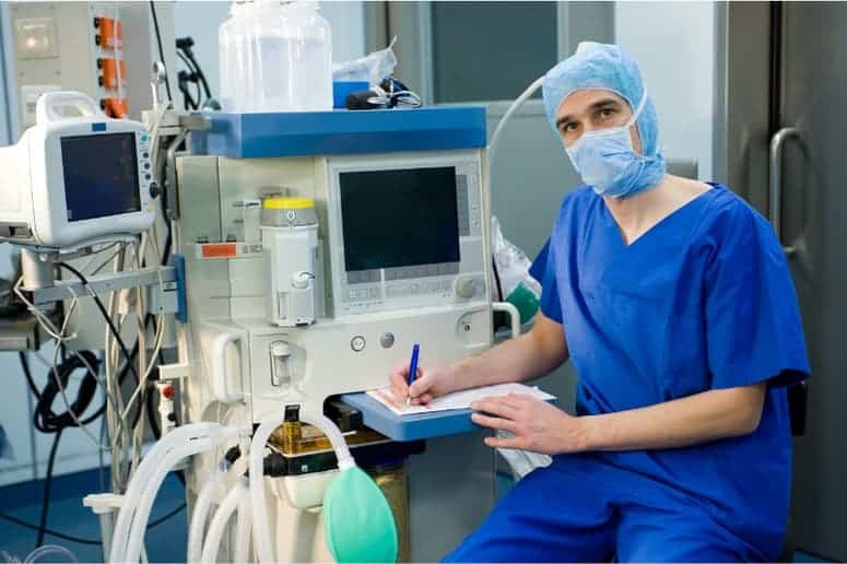 un anesthésiste travaille à l'hopital