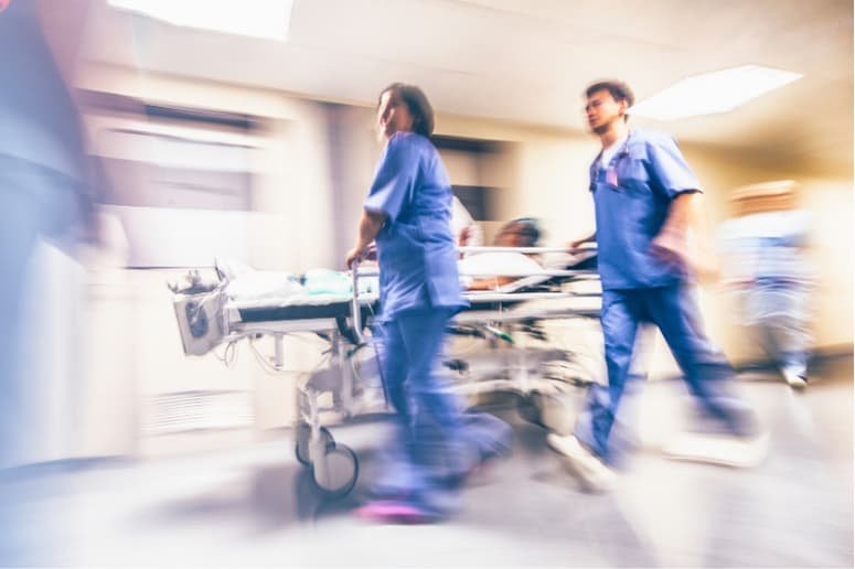 2 médecins urgentistes et un brencard