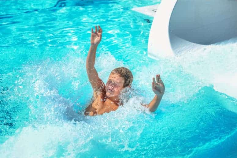 un enfant descend un toboggan aquatique