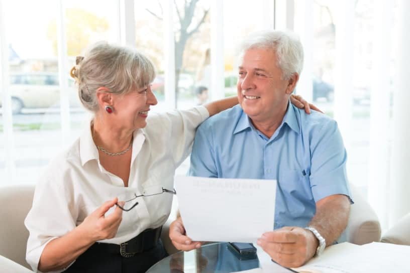 un couple de personnes agées avec un contrat d'assurance vie