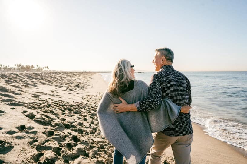 un couple marche sur la plage