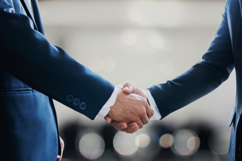 poignée de main pour sceller une affaire, un contrat