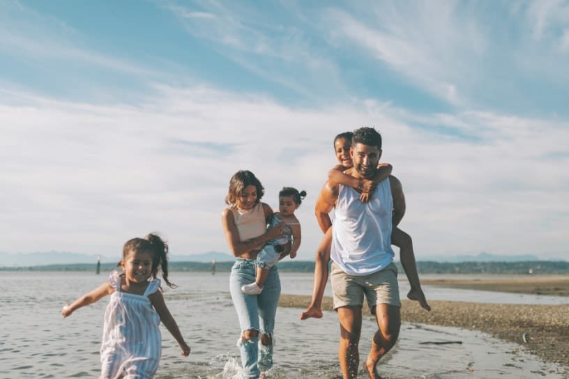 une famille marche sur la plage