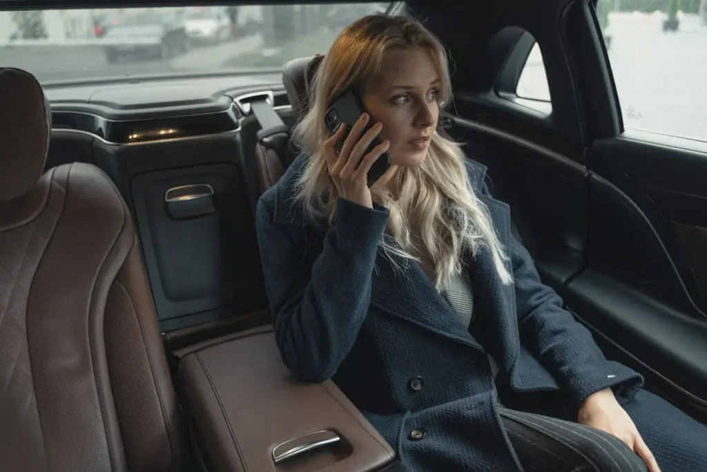 femme d'affaire dans un VTC