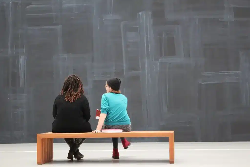 Visiteurs d'une galerie d'art contemporain