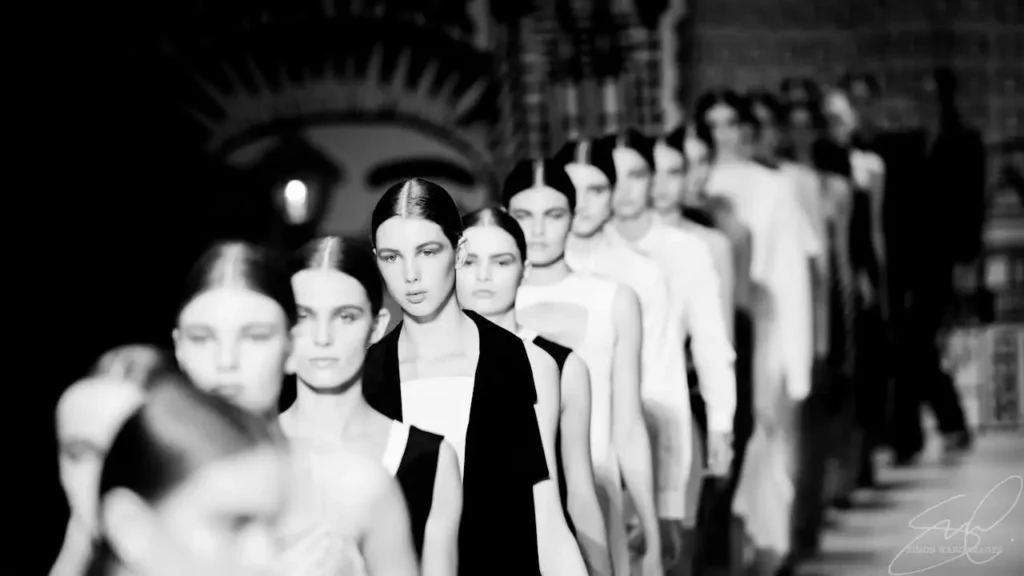 Défilé de mode avec des top modèles