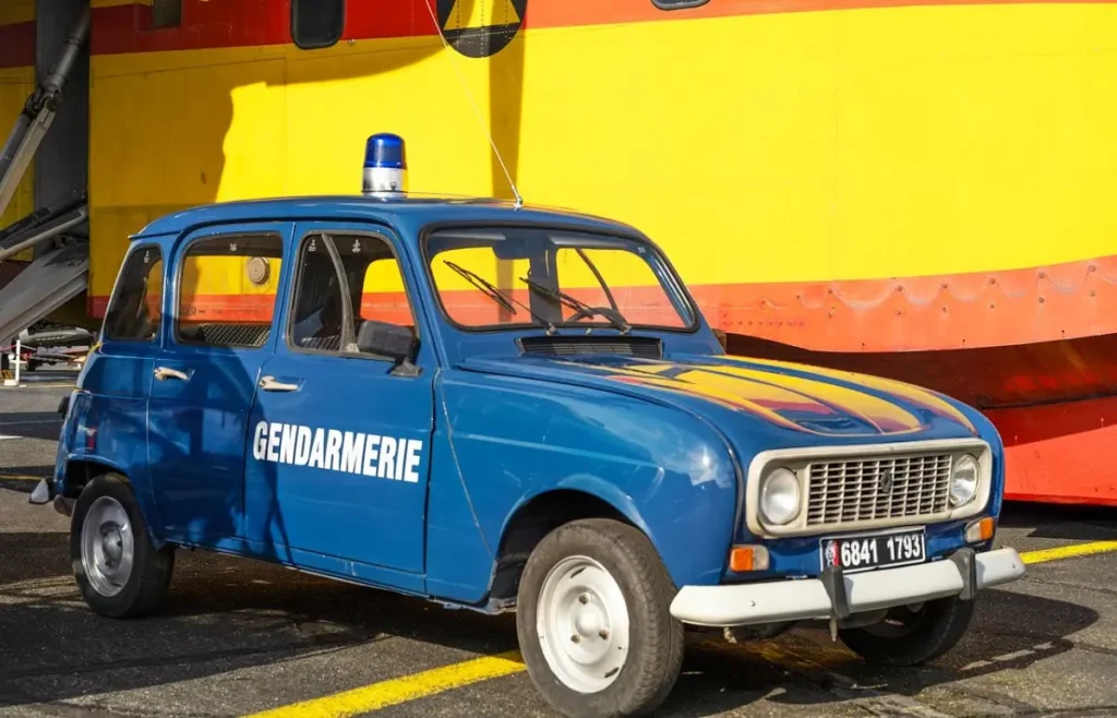 ancienne voiture de gendarme