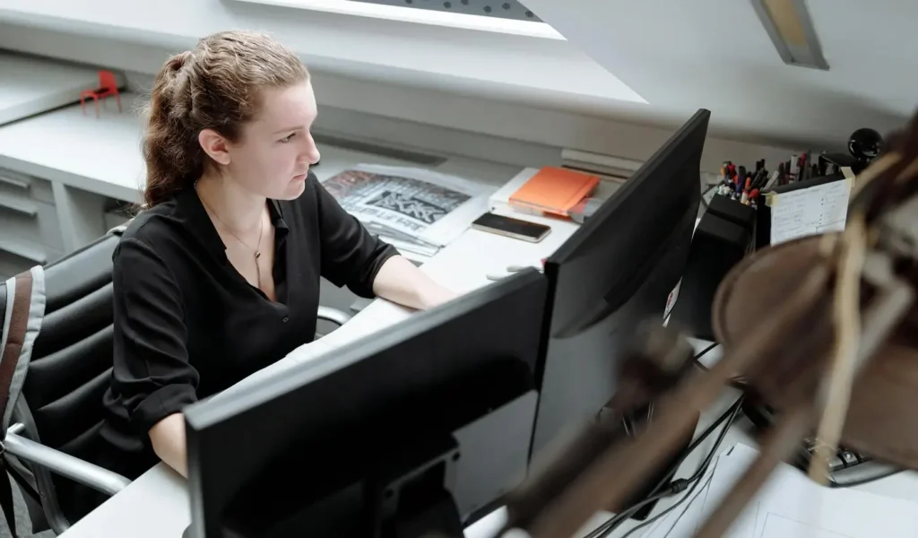 Auto-entrepreneuse dans son bureau