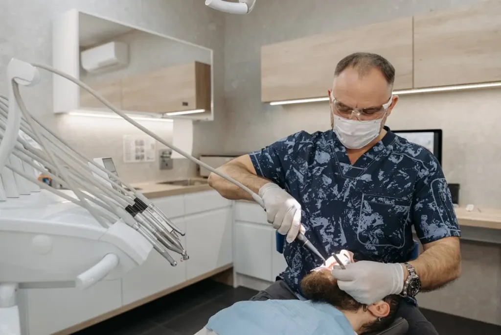 dentiste dans son cabinet