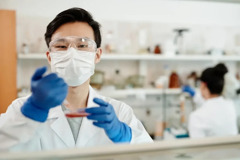 pharmacien dans un laboratoire