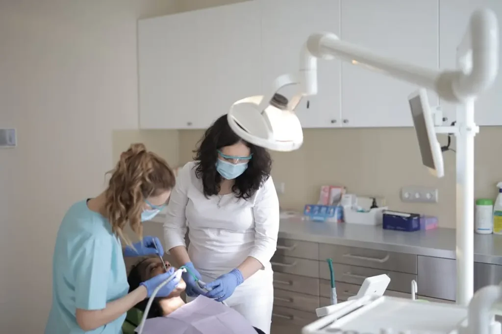 dentiste et son assistante