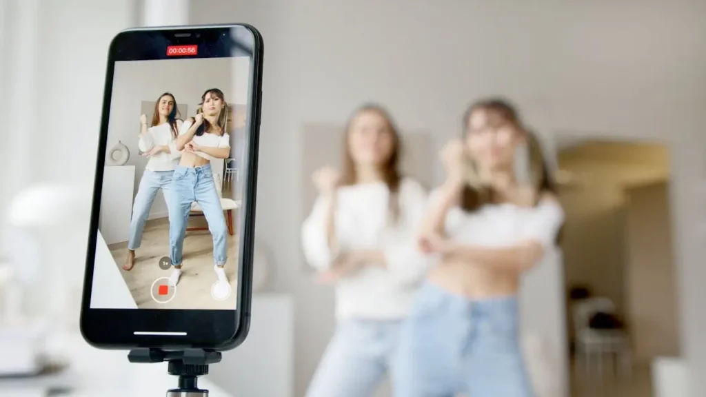 Influenceuses en train de faire une vidéo
